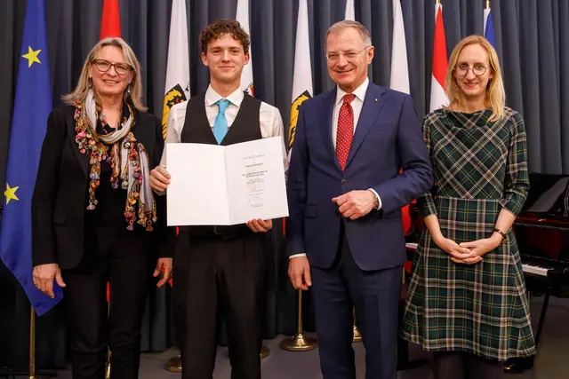 Simon Padinger (2. v. l.) gehört zu den 20 jungen Musiker:innen, die das Stipendium bekamen. | Foto:  Land OÖ/Hermann Wakolbinger