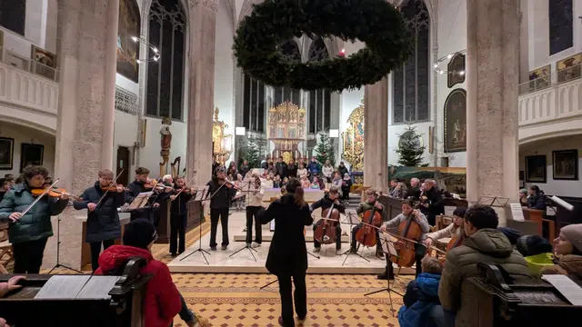 Gemeinsamer Abschluss mit O du fröhliche, Ltg. Claudia Eberle und Johannes Wagner  | Foto: Musik- und Kunstschule Waidhofen/Ybbstal