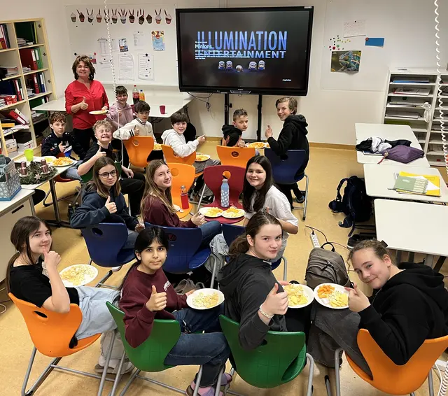 Drei Unterrichtseinheiten lang wurde das Klassenzimmer in einen kleinen Kinosaal verwandelt – ganz nach dem Motto „Lernen darf auch gemütlich sein“.  | Foto: Sport/Mittelschule Schubertviertel