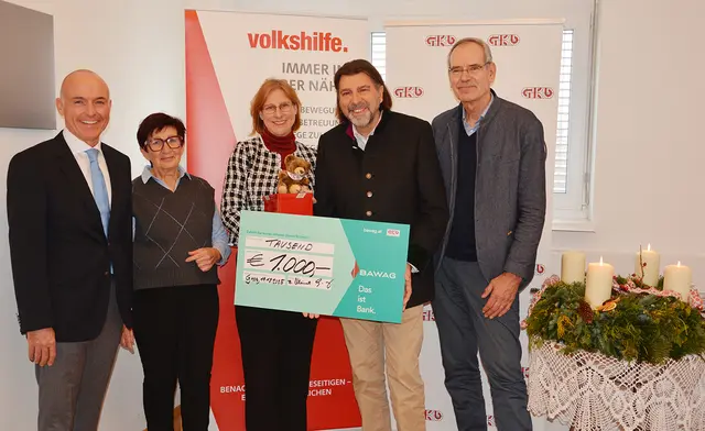 Die Geschäftsführung der GKB übergibt einen 1.000-Euro-Spendenscheck an die Volkshilfe Deutschlandsberg | Foto: GKB/Suppan