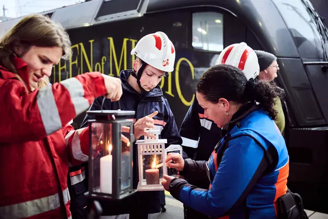 Jetzt wird das Friedenslicht unter anderem von der Feuerwehrjugend und von den Rettungsorganisationen verteilt. | Foto: ÖBB/Marek Knopp