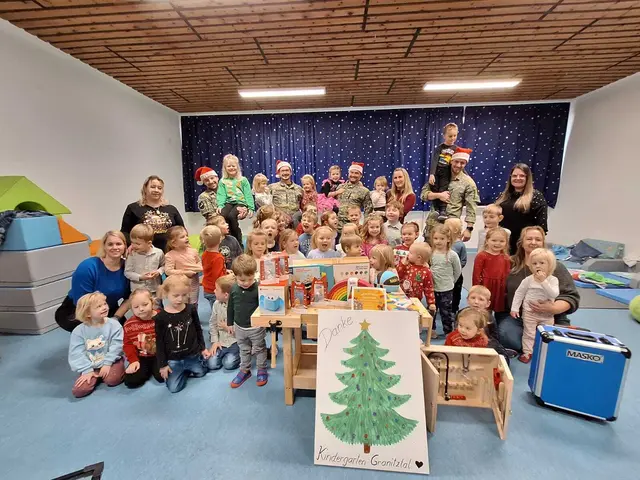 Die Vertreter des Vereins "Goiginger Panther" aus der Kaserne Bleiburg freuten sich über die gelungene Weihnachtsüberraschung für den Kindergarten Granitztal und ein tolles Fest in der Gemeinschaft. | Foto: Goiginger Panther