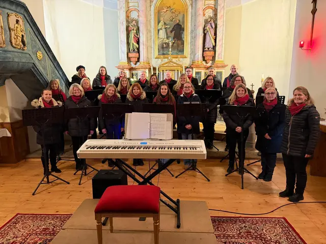 Unter dem Titel „Noch ist tiefe dunkle Nacht“ fand das Adventkonzert von Vokal Ebenthal statt und lockte zahlreiche Besucherinnen und Besucher in die Pfarrkirche.  | Foto: Marktgemeinde Ebenthal