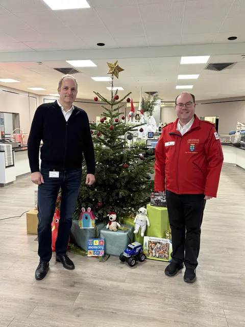 Foto (v.r.) zeigt Rotkreuz-Bezirksstellenleiter Mag. Thomas Hasenberger zusammen mit DI Henrik Mosser, Geschäftsführer der OMV Austria im Rahmen der Spendenübergabe | Foto: RKNÖ/W.Antos
