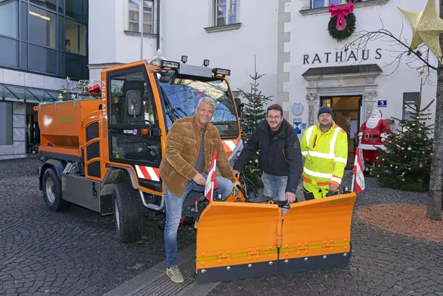Bürgermeister Gerhard Köfer, Helmut Schusteritsch (Leiter Wirtschaftshof) und Rene Niederwimmer (Wirtschaftshof) mit dem neuen Kommunalfahrzeug  | Foto: eggspress