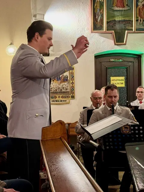 Zan Vranetic leitete die Glasfabriks- und Stadtkapelle Bärnbach durch das Adventkonzert. | Foto: Wabitsch