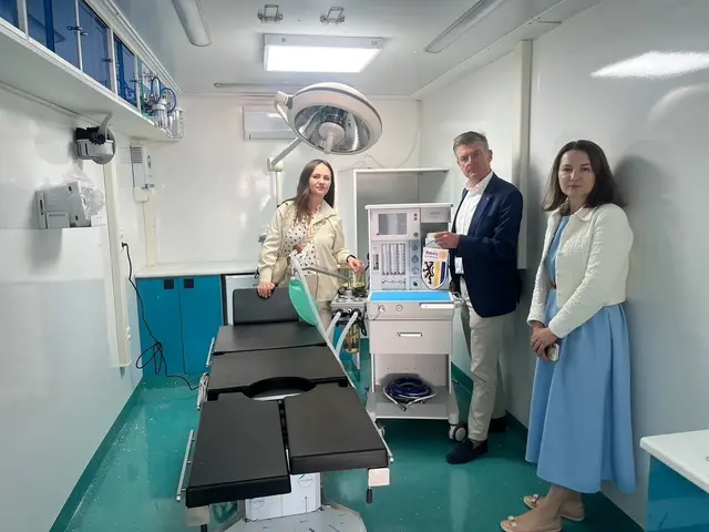 Inspektion des mobilen Op: Kardiologe Primar Franz Xaver Roithinger, KH Wr. Neustadt, mit Maria Kysil-Zagorianska, Anästhesistin, Kiew (links) u. Lyudmyla Tokarska, Kardiologin am KH Wr. Neustadt. | Foto: Rotary Club Mödling