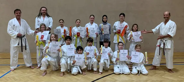 Die drei Karate-Trainer der Köflacher mit ihren stolzen Prüflingen | Foto: Karate-Union Köflach