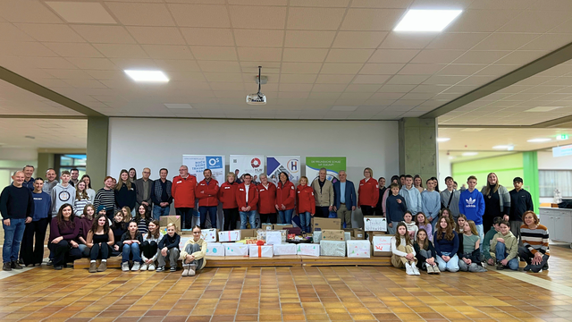 Ein starkes Team für den guten Zweck: Schülerinnen, Schüler und Lehrkräfte des Bundesschulzentrums Hartberg präsentieren gemeinsam mit dem Team der Tafel die beeindruckende Menge an gesammelten Spenden. | Foto: HLW Hartberg