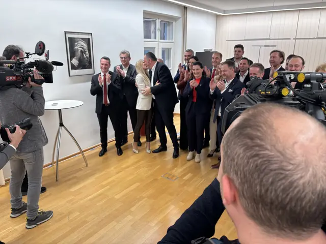 Jubel im Büro von Landeshauptmann Hans Peter Doskozil, der seiner Julia einen Siegeskuss gibt. | Foto: Franz Tscheinig