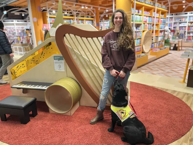 Die Vereinsgründerin Julia Toal mit einem der ausgebildeten Assistenzhunde. | Foto: Verein Helfer auf Pfoten