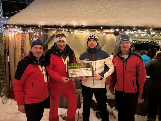 Alpinumwart Gottfried Marold, Obmann Karl Moser, Jörg Scheriau (Helvetia) und Bergwacht-Mitglied Walter Jamnig (von links) bei der Übergabe der Förderung der Stiftung "Idea Helvetia" auf der Petzen | Foto: Helvetia
