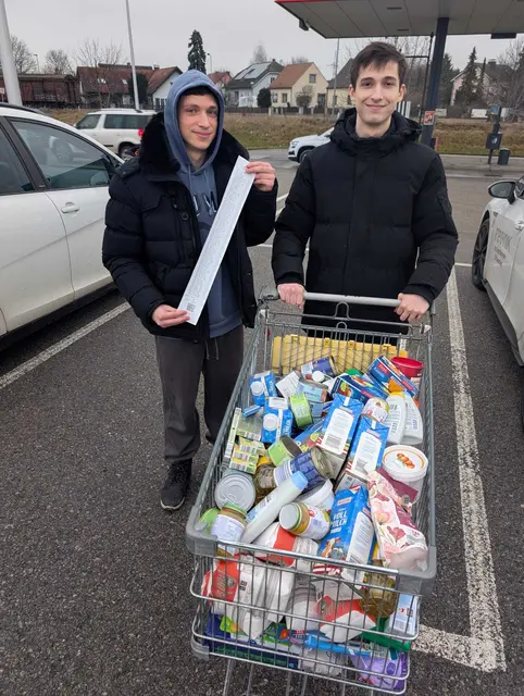 Schüler der HAK/HAS Mistelbach beim Spendensammeln