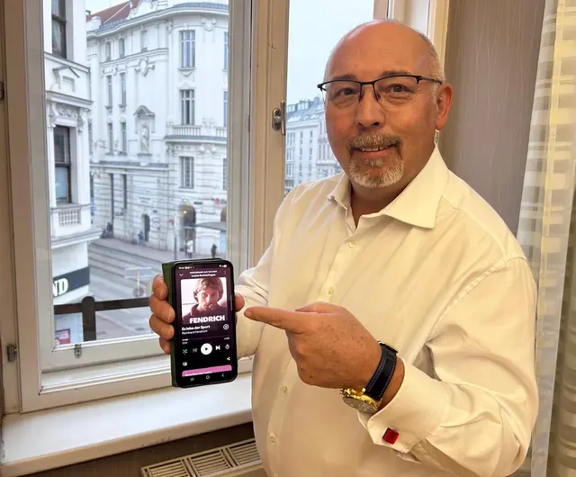 Für Bezirksvorsteher Peter Jagsch (SPÖ) hat Fendrichs Lied "Es lebe der Sport" das Jahr 2025 am meisten geprägt.  | Foto: BV17