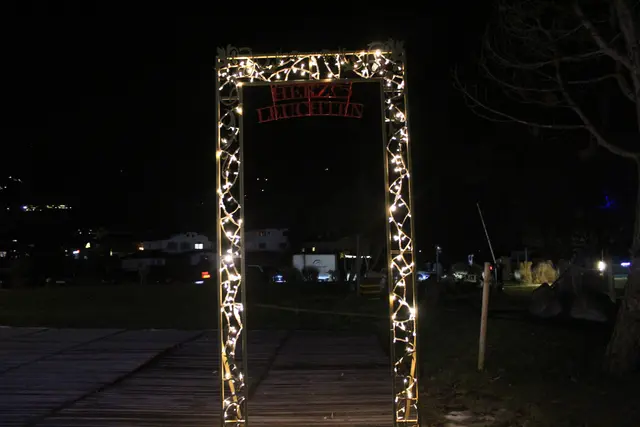 Verschiedene Lichtinstallationen führen entlang eines Lichterwegs durch das Ortszentrum.