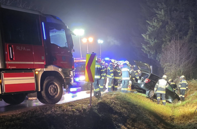 Das Fahrzeug ist von der Fahrbahn abgekommen und in Graben gestürzt. | Foto: Feuerwehr Maria Rojach