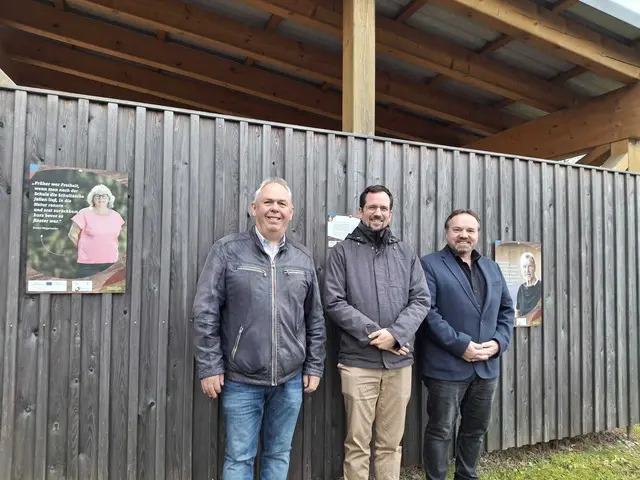 Vorbilderaktion in der Gemeinde Altenmarkt (v. l. n. r.): Wolfgang Jauk -Vizebgm Altenmarkt, Oliver Gulas-Wöhri GF Naturpark Eisenwurzen, Hannes Andrä – Bgm. Altenmarkt | Foto: NUP Eis