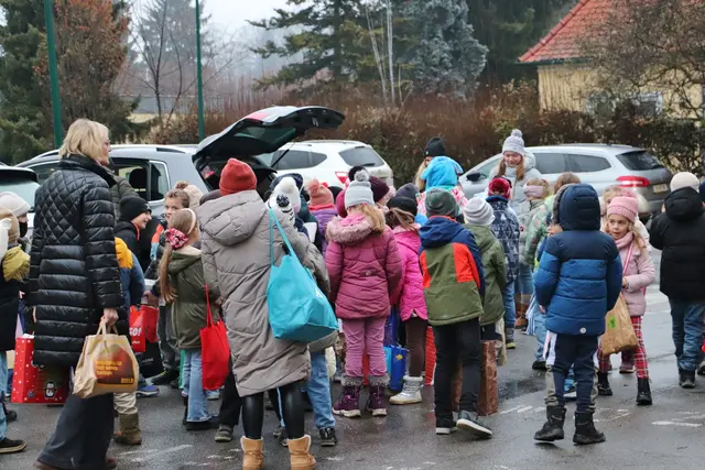 Kinder, Lehrerinnen und VS-Dir. Andrea Wagner legen die mitgebrachten Lebensmitteln in das Auto von Vinzi-Obfrau Heidi Reicht.  | Foto: Edith Ertl