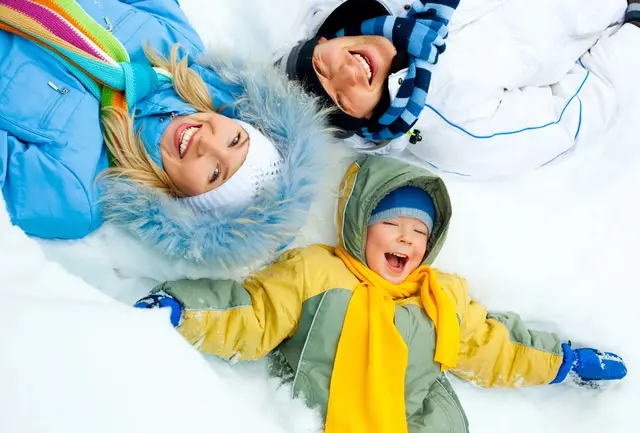 Winterspaß für die ganze Familie: Mit dem Tiroler Familienpass/EuregioFamilyPass genießen Familien zahlreiche Vergünstigungen bei Freizeit, Kultur und Sport. | Foto: smarterpix (Symbolbild)
