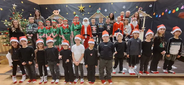 Teufenbach: Von den beiden Lehrerinnen Johanna Kalcher und Fiona Pöcher einstudiert, begeisterten die Schulkinder mit einem Musical. | Foto: Seifter