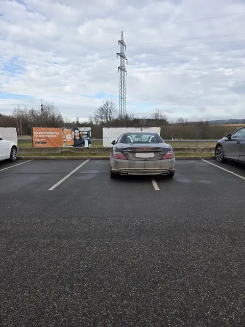 Vielleicht wurde so eingeparkt, damit die Türen beim Ein- und Aussteigen nicht beschädigt werden. | Foto: privat