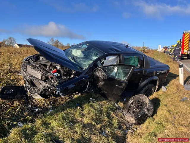 Schwerer Frontalcrash in Neuhofen im Innkreis: Sieben Verletzte, zwei Insassen mussten aus ihrem Pkw befreit werden. | Foto: FF Neuhofen im Innkreis