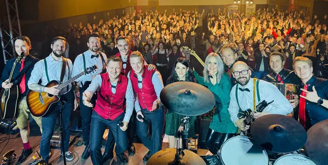 Die zwölf Musikerinnen und Musiker begeisterten das zahlreiche Publikum. | Foto: zalar&amp;list Krochledern ligist3