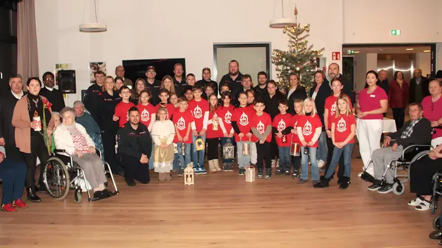 Eine liebgewonnene Tradition ist der Kinderbesuch kurz vor Weihnachten im Pflegekompetenzzentrum Großpetersdorf - im Gepäck das Friedenslicht Weihnachtslieder und besinnliche Texte.  | Foto: Peter Seper