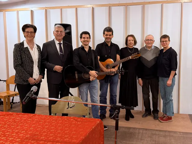 Für die musikalische Umrahmung sorgten Hubert und Benjamin Koci, die mit bekannten Weihnachtsliedern und stimmungsvollen Melodien zum Mitsingen einluden.