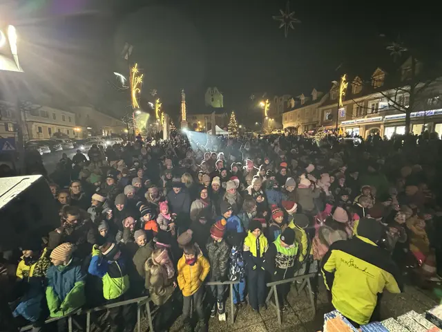 Rund 1.000 Besucherinnen und Besucher sammelten sich, um das Christkind am Hauptplatz zu sehen. | Foto: Dobrowolny