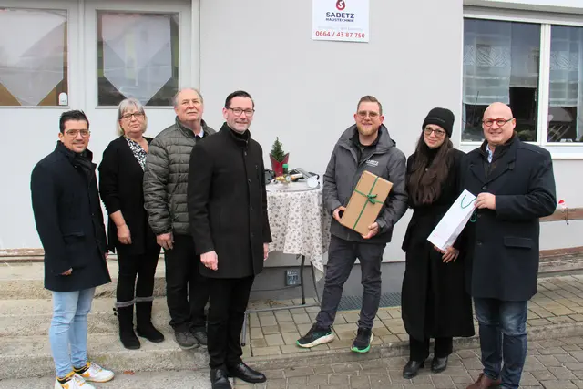 Florian Sabetz mit seinen Eltern und seiner Freundin freute sich über die Gratulationen von Bgm. Georg Preßler und der Wirtschaftskammer mit Peter Sükar (r.) und Lukas Kalcher (l.) | Foto: Cescutti