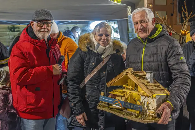 Altbürgermeister Hermann Kühtreiber, Gewinnerin Sabine Heggenberger und Krippenbauer Alfred Schachinger | Foto: Marktgemeinde Zwentendorf an der Donau