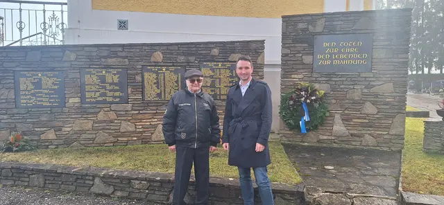 Bürgermeister Lambert Handl und ÖKB-Obmann Edwin Miksche an der Erinnirungsstätte. | Foto: ÖKB Dobersberg
