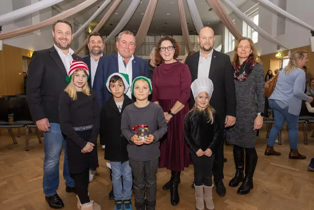 Am Bild v.l.n.r.:  Bankstellenleiter Stefan Klinglmüller, NMS-Direktor Martin Friedl, Bürgermeister Bernhard Karnthaler, VS-Direktorin Judith Moser-Schachinger, GGR David Diabl, Fachinspektorin Astrid Hackl mit Mia, Yawand, Florian und Emili.
 | Foto: Gemeinde Lanzenkirchen / Hübl