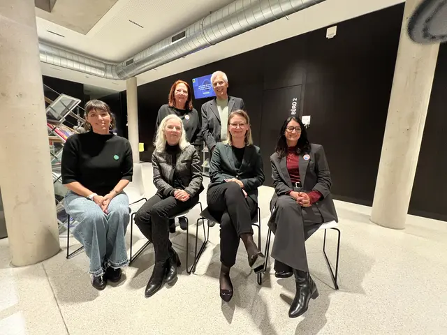 Wie können sich insbesondere Frauen im Alter absichern? Darüber diskutierten beim Informationsabend Verena Hauser, Enrika Casdorf, Gabriele Kinast und Katja Gasteiger (vorne von links) am Podium – ergänzt von Renate Magerle (Obfrau Mädchen- und Frauenberatungszentrum) und Pensions-Experte Thomas Holzknecht. 
 | Foto: Johanna Monitzer