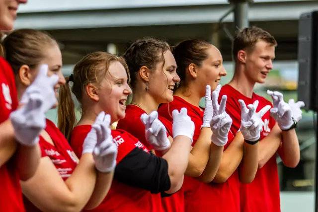 Die Landjugend Tarsdorf (Bezirk Braunau) gewann 2025. Sie setzt mit ihrem Projekt „Hands up“ ein Zeichen für mehr Sichtbarkeit und Verständnis für gehörlose Menschen in Oberösterreich.  | Foto: Landjugend Tarsdorf