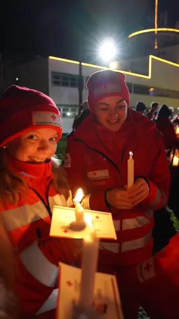 Das Friedenslicht für Weihnachten ist in der Bezirksstelle des Roten Kreuzes abholbereit. | Foto: M. Hausegger/Rotes Kreuz Stmk.