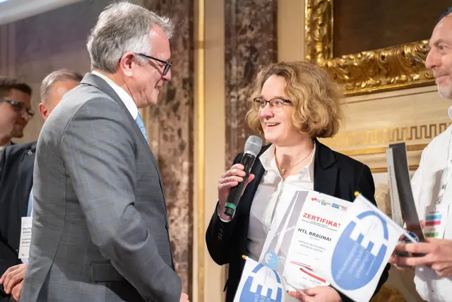HTL-Direktorin Gerda Schneeberger nimmt stolz das Zertifikat entgegen.  | Foto: IFTE/Roninger/Lindner