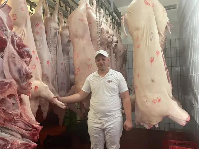 Lukas Pranger hat mit ausgezeichnetem Erfolg seine Meisterprüfung zum Fleischverarbeiter abgeschlossen.  | Foto: Elisabeth Kloiber