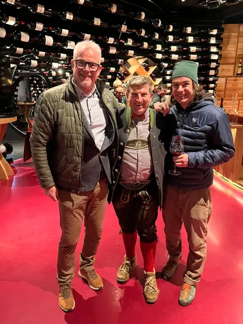 Peter Kössler mit Almwirt Karl-Heinz Pale und Stefan Mantl, dem neuen Geschäftsführer und Skischulleiter der Arlberg Classic Bergsport Arena Ski &amp; Mountain Guides.  | Foto: privat