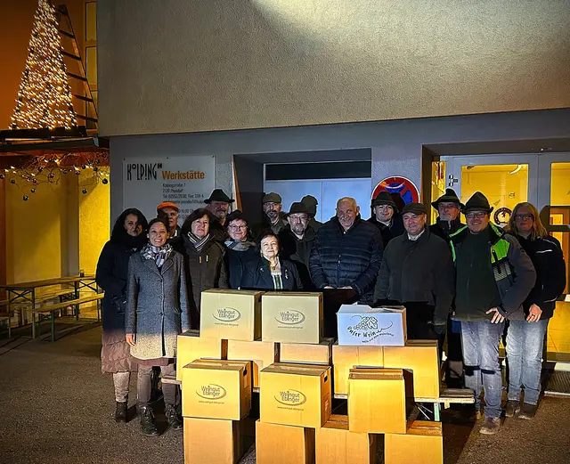  Die Sponsoren und Kolpingvertreter - Martina Herrmann, Christina Schodl-Meier (Kolping Poysdorf Gesamtleiterin) , Manfred Herrmann, Christine und Initiator Josef Kohzina, Gabi Ullmann, Bezirksjägermeister Andreas Berger, Silvia Godovits (Mistelbacher Hauerzunft) Herbert Ullmann, Josef Eder (Mistelbacher Hauerzunft) Andi Simayr, Rudi Dorn, Jagdleiter von Poysdorf Gerhard Doppelhofer, Lukas Heger und Jutta Vecera (Kolping Werkstätte). | Foto: Weinviertler Jägerrunde 