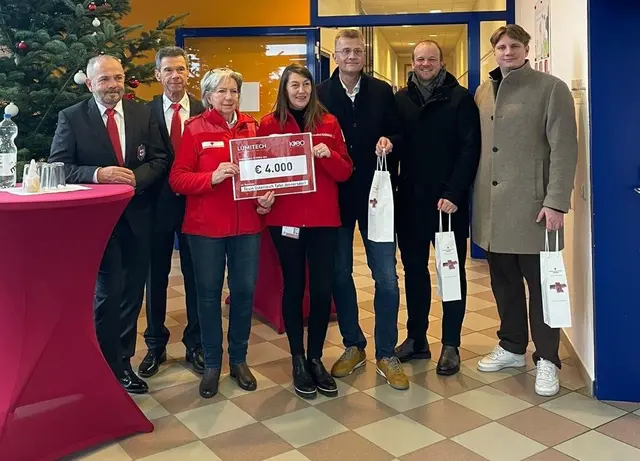 Übergabe von 4.000 Euro an Tafel-Teamleiterin Gerlinde Ivankovics (3. von links). | Foto: Anna Maria Kaufmann