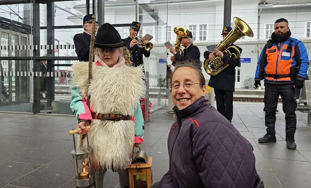 Johanna mit Zugbegleiterin Caroline Kratochwill - umrahmt wurde die Übergabe musikalisch vom Eisenbahner-Musikverein Salzburg. | Foto: ÖBB Mosser