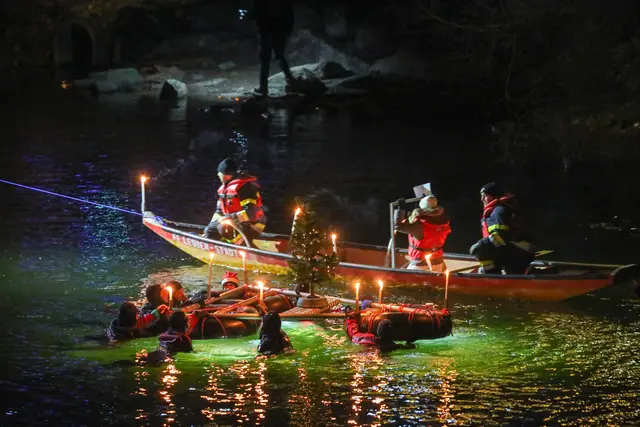 Die Freiwillige Feuerwehr Leoben-Stadt lud am Montag zum alljährlichen Weihnachtsschwimmen ein, um das Jahr gemeinsam mit der Bevölkerung besinnlich ausklingen zu lassen.
 | Foto: Armin Russold