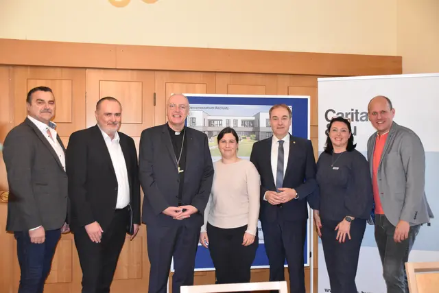 Start für das neue Demenzzentrum in Rechnitz: Bürgermeister Martin Kramelhofer, Landeshauptmann Hans Peter Doskozil, Diözesanbischof Ägidius Zsifkovics, Melanie Piskernik (SOWO Burgenland-Geschäftsführerin), Landersrat Leonhard Schneemann, Caritas Burgenland-Direktorin Melanie Balaskovics und Vizebürgermeister Daniel Karacsonyi | Foto: Michael Strini