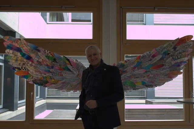 Die künstlerischen Flügel wurden von Schülern der HLW kreiert und symbolisieren Werte, die ihnen am Herzen liegen. Lackner möchte diese Werte vertreten. | Foto: MeinBezirk.at/Alen Grabic