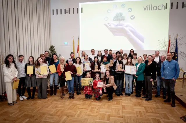 Nachhaltigkeitsreferentin Vizebürgermeisterin Sarah Katholnig und Umweltstadtrat Sascha Jabali Adeh gratulierten alle Preisträger:innen.  | Foto: Karin Wernig