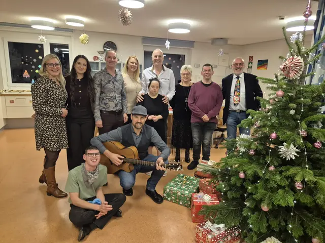 Bei der Weihnachtsfeier im LebensGroß-Wohnhaus herrschte gute Stimmung. | Foto: LebensGroß