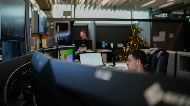 Wie rund 100 weitere Mitarbeiterinnen und Mitarbeiter sind auch Martin Neworal und Alexander Trinko an Heiligabend im Einsatz. | Foto: EVN