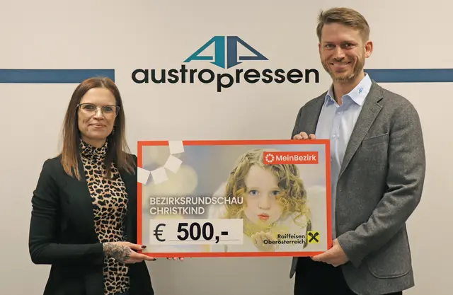 MeinBezirk-Werbeberaterin Linda Schneider nimmt die Spende für das BezirksRundschau-Christkind von Philipp Roither entgegen. | Foto: MeinBezirk/Rabl